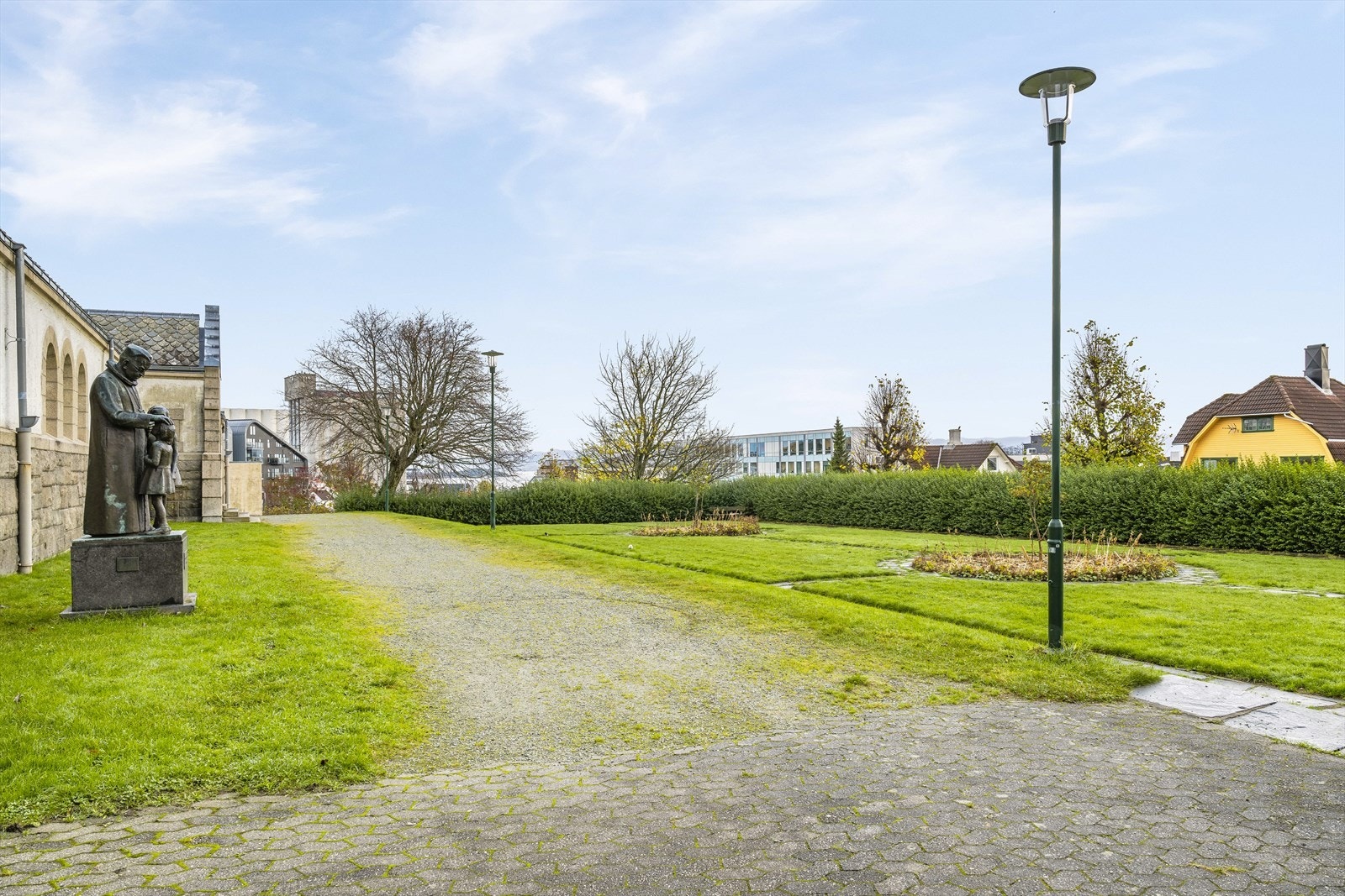 Parkanlegg til kirken like utenfor Galleribilde