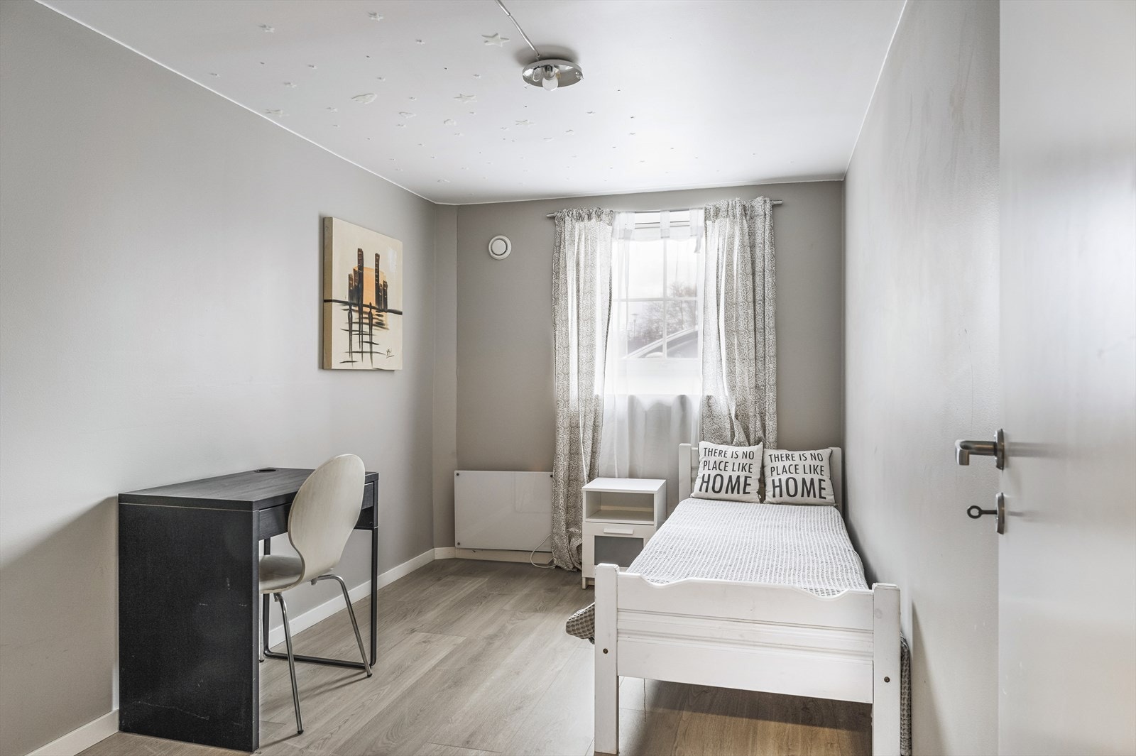 Fint soverom med laminat på gulv, og slette fine vegger. Galleribilde