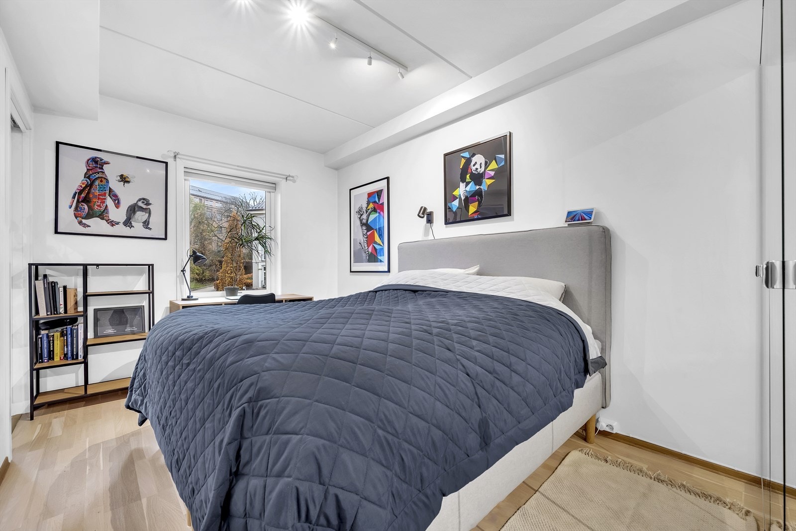 Leiligheten har et stort og innbydende soverom vendt mot rolig område. Galleribilde