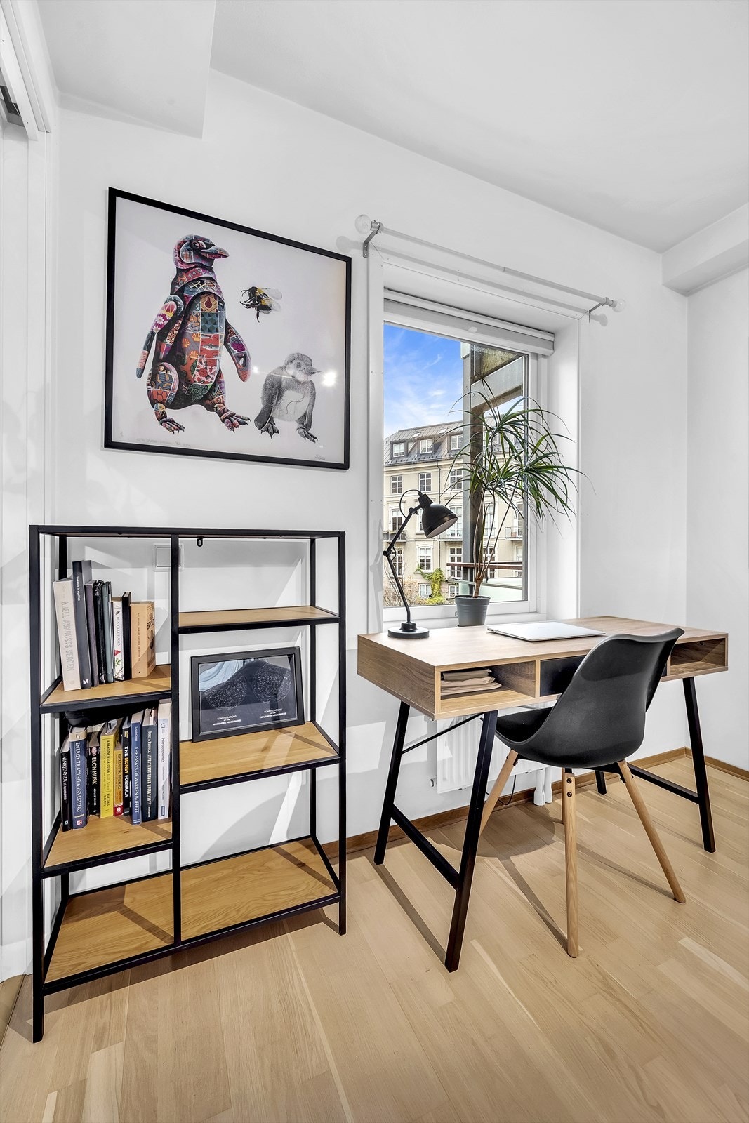 På soverommet er det god plass til både dobbeltseng med tilhørende nattbord og skrivepult. Galleribilde