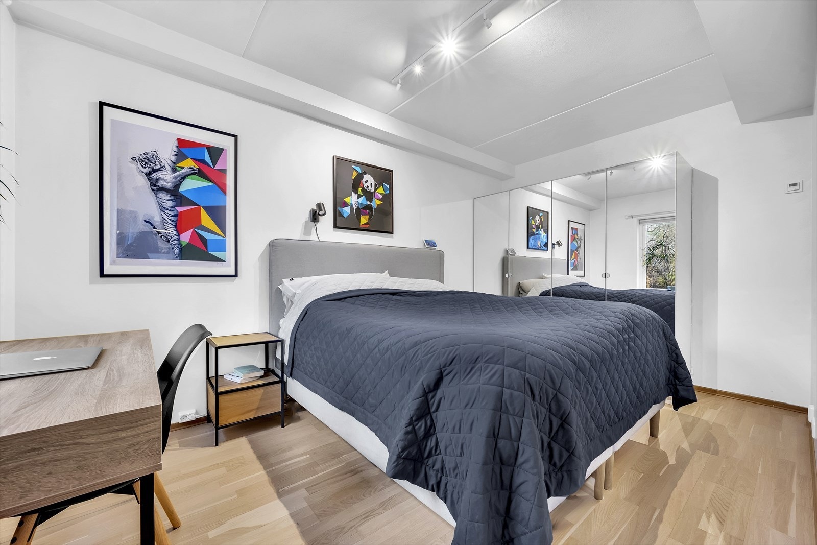 Langs den ene veggen er det et stort garderobeskap. Galleribilde