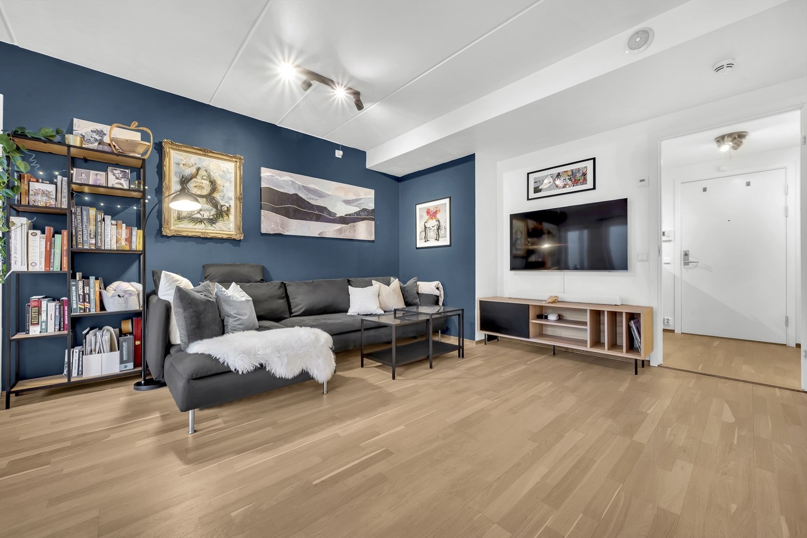 Det er god plass til sofagruppe med tilhørende sofabord og tv-benk. Galleribilde