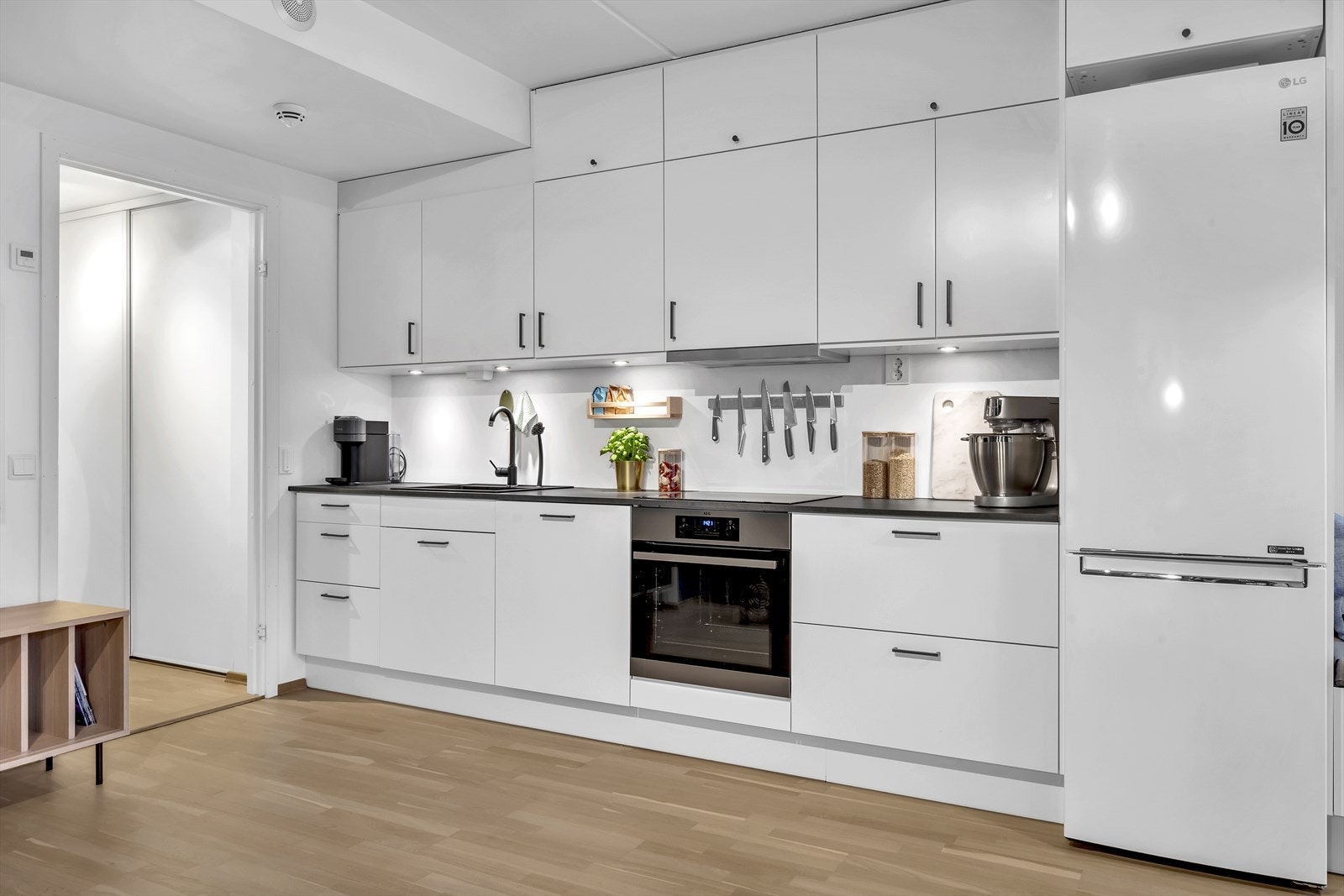 Tidsriktig innredning med lyse, glatte fronter og benkeplate i laminat med nedfelt vask. Galleribilde