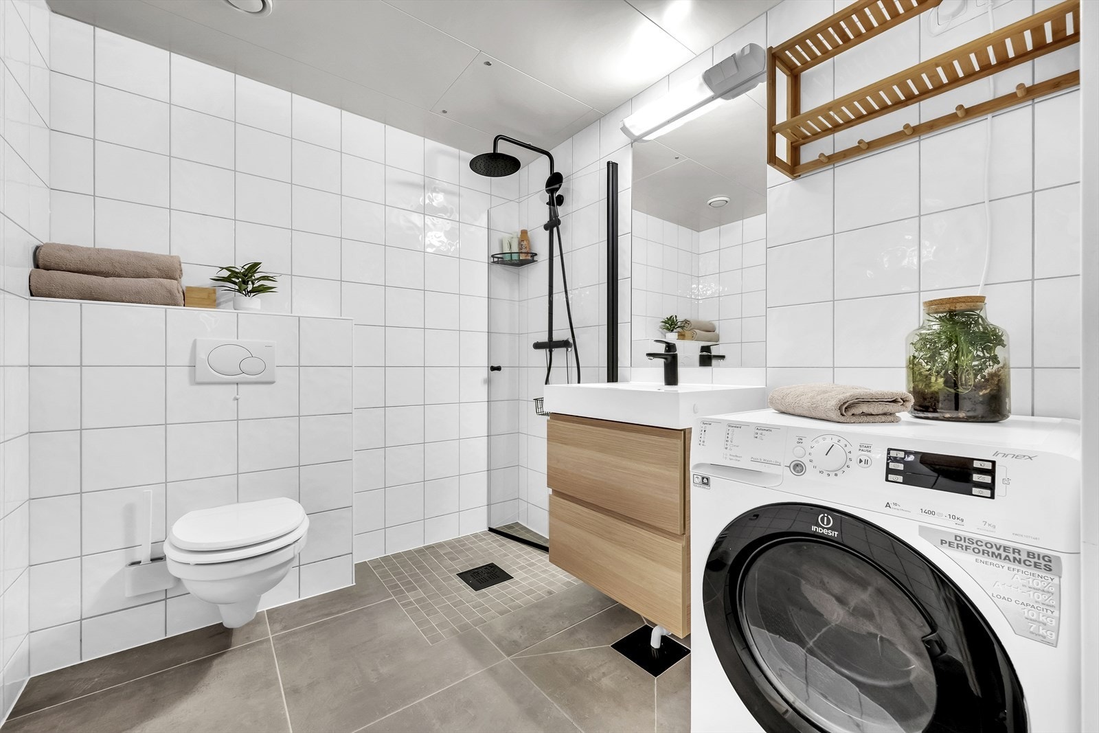 Romslig og tidløst bad av god størrelse. Badet ble oppgradert i 2020 med ny innredning, dusj og dusjdører. Galleribilde