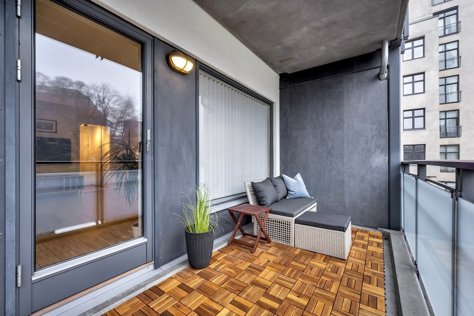 Fra stuen er det utgang til en nordvendt, overbygd balkong på ca. 9 kvm. Galleribilde