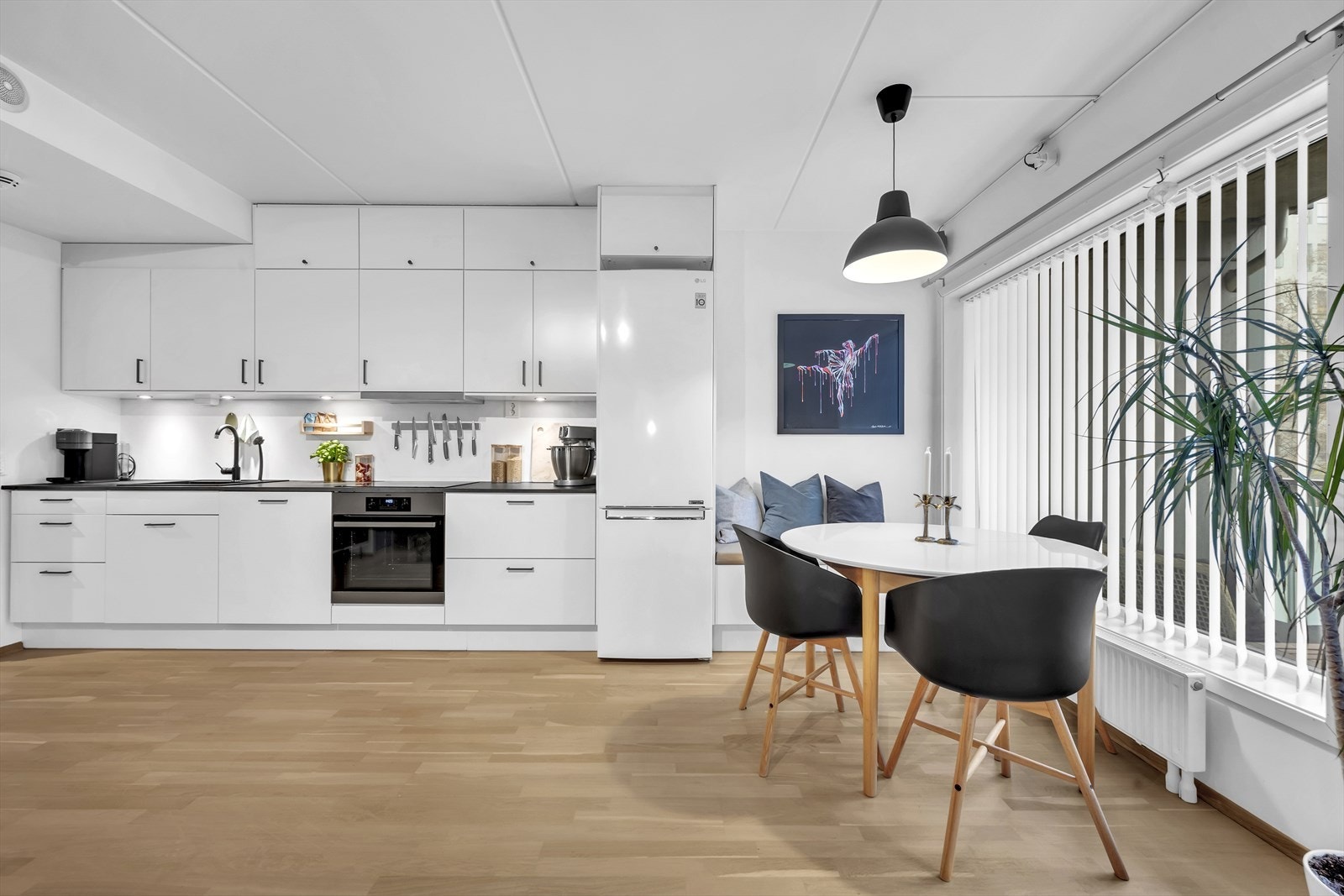 Ved kjøkkenet er det god plass til spisebord. Smart, plassbygd sittebenk i kroken. Galleribilde