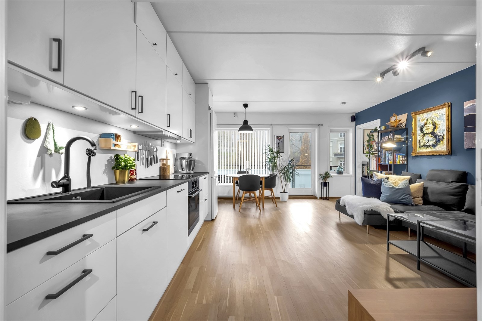 Lys og romslig stue med store vindusflater, fint utsyn og utgang til balkong. Galleribilde