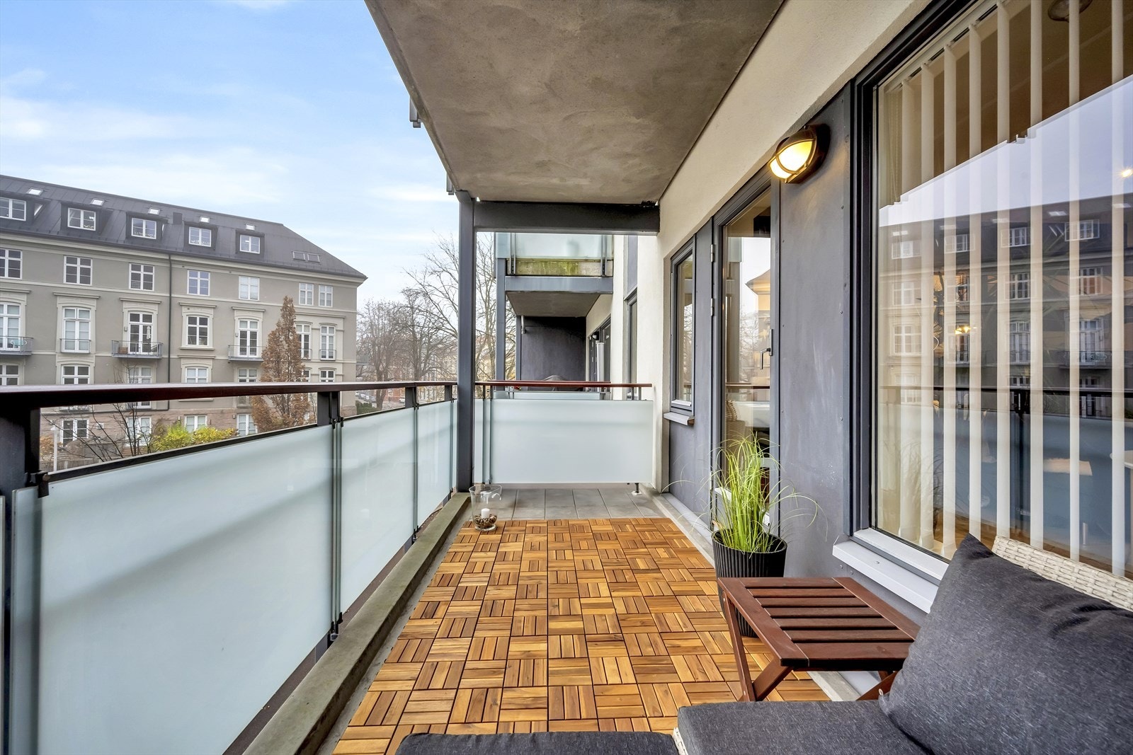 Her er det plass til utemøblement, grill og beplantning. Balkongen vender mot frodige og idylliske parkområder. Galleribilde