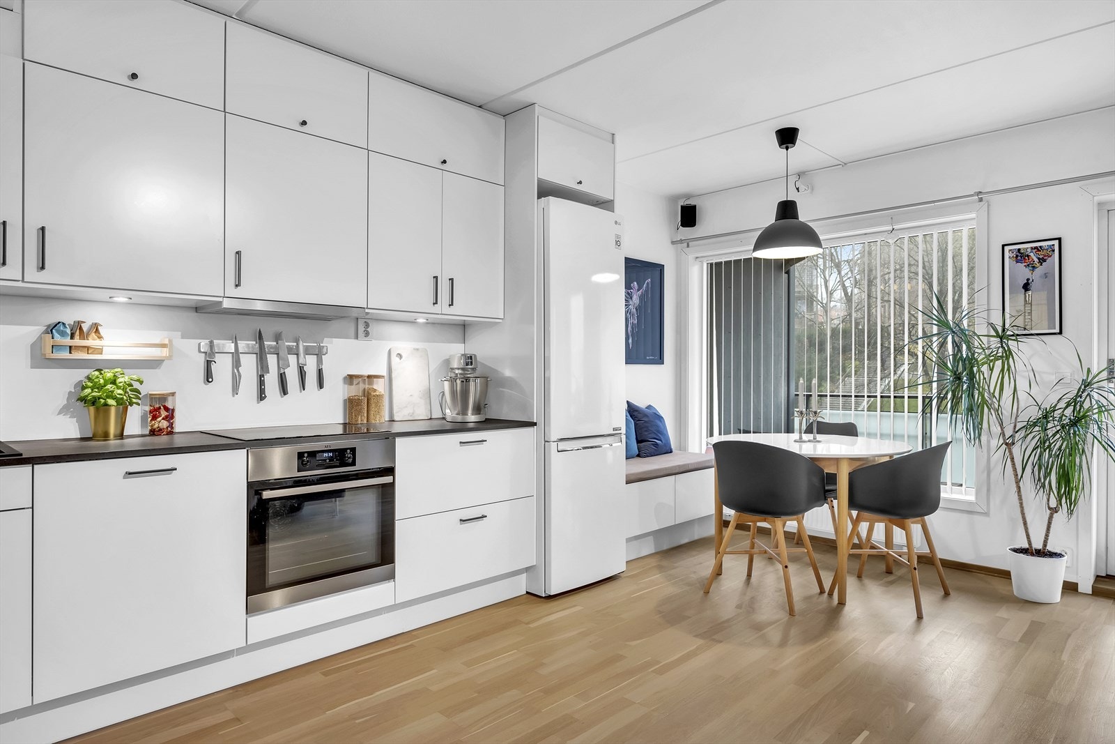 Kjøkkenet er utnyttet på en svært god måte med masse lagringsplass i skap og skuffer. Galleribilde