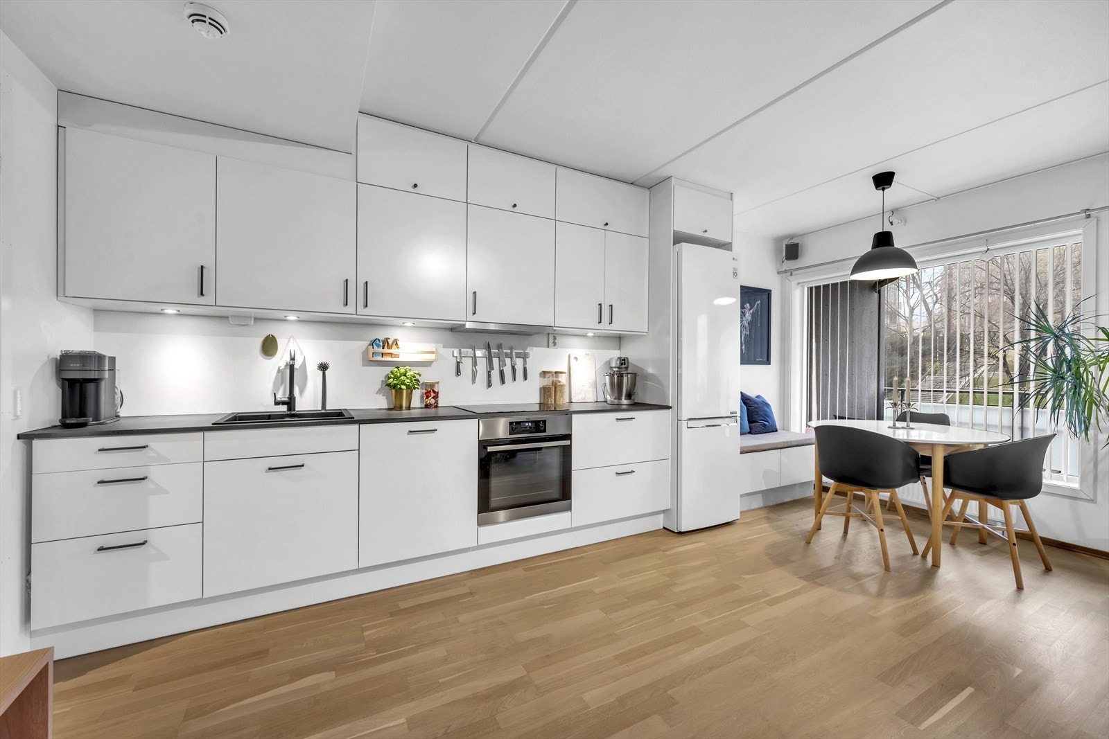 Moderne og pent kjøkken fra 2020. Galleribilde