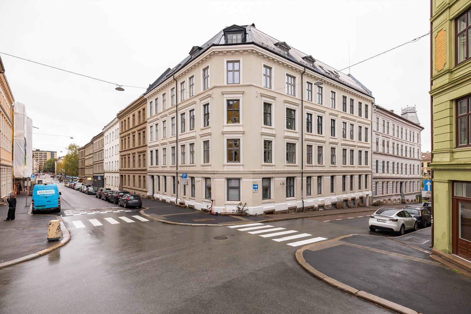 Leiligheten har en fabelaktig beliggenhet på toppen av Grünerløkka i attraktive Markveien 4. Galleribilde