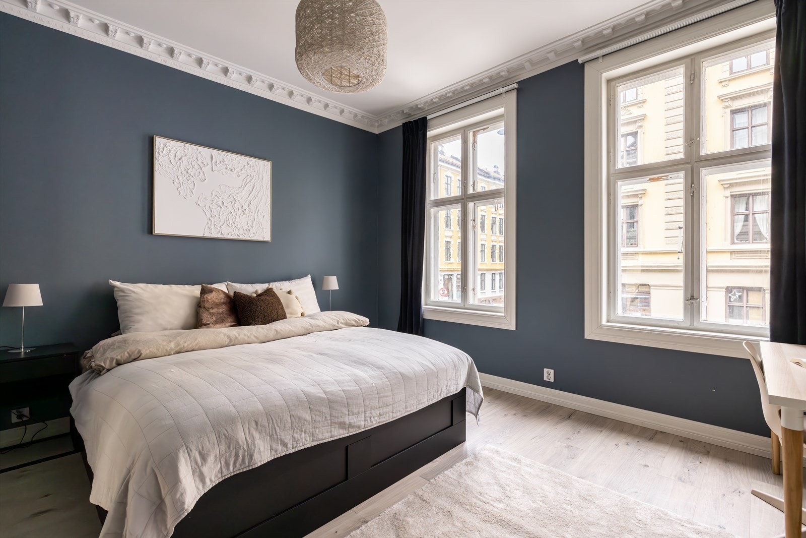Det romslige soverommet har plass til en stor dobbeltseng med nattbord på hver side, noe som gir et komfortabelt og avslappende rom for hvile. Galleribilde