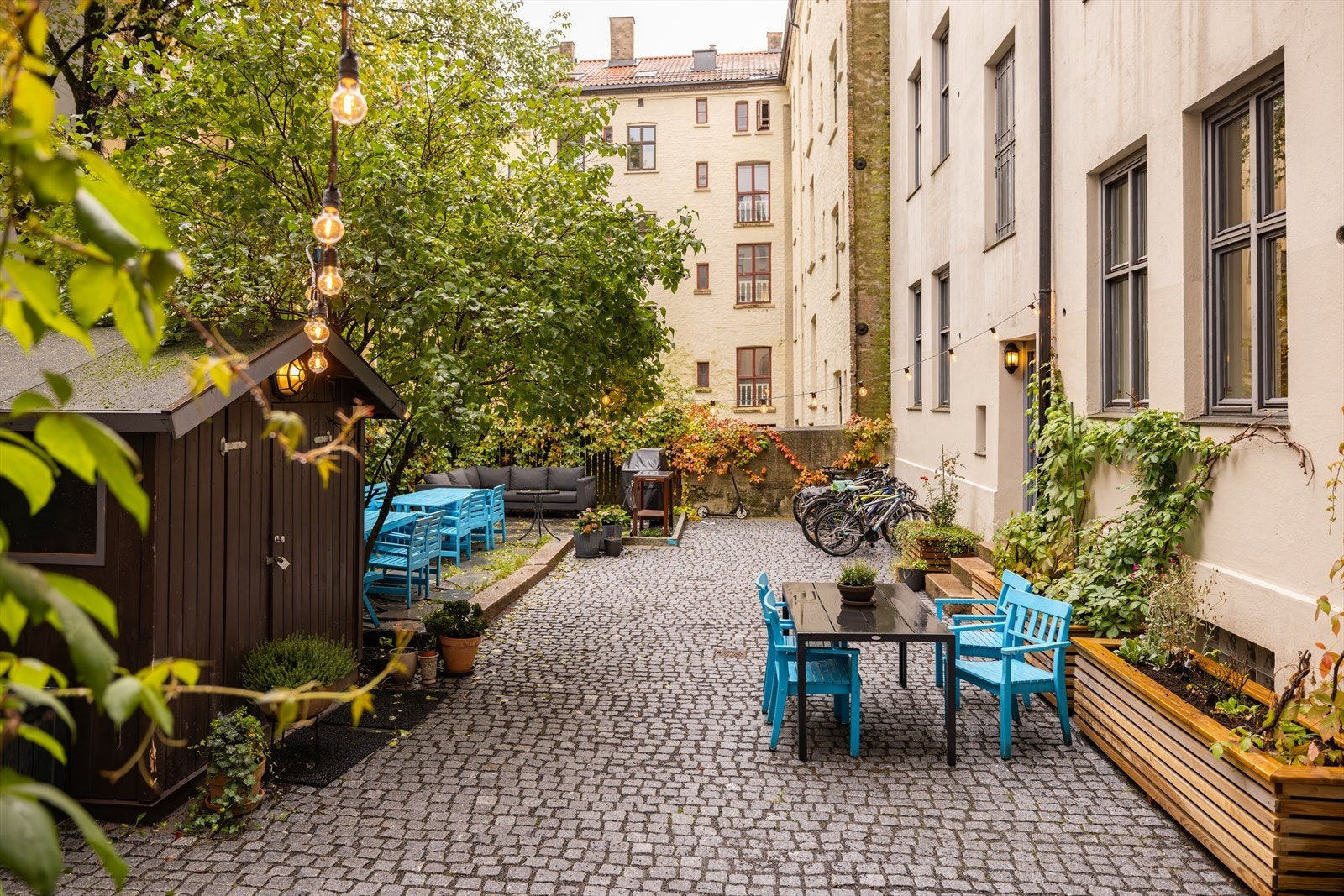 Leiligheten ligger fint til og er omkranset med vakre, klassiske bygårder og har adkomst via skjermet og pent opparbeidet bakgård. Galleribilde