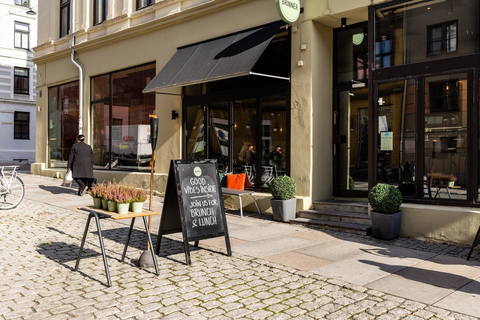 Rett rundt hjørnet finner du koselige Brinner, en familie-eid café som serverer brunsj/Lunsj og deilig kaffe Galleribilde