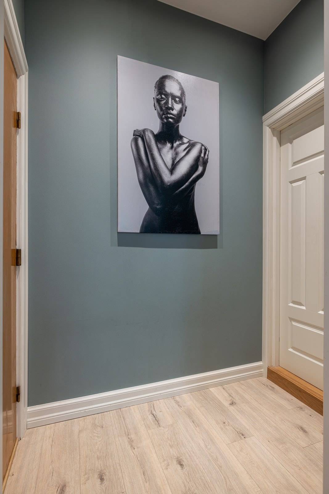 Innbydende entré med moderne overflater som gir en hyggelig velkomst til boligen. Galleribilde