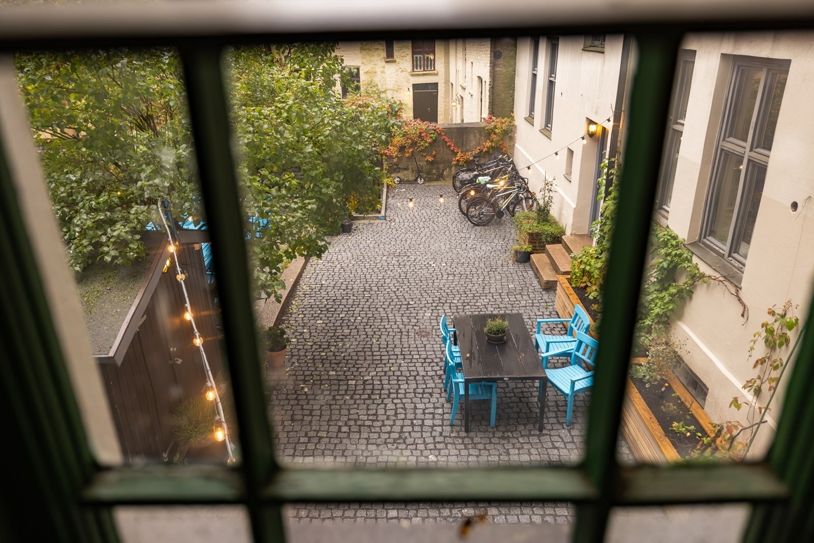 Hyggelig utsyn til den pent opparbeidede bakgården fra oppgang Galleribilde