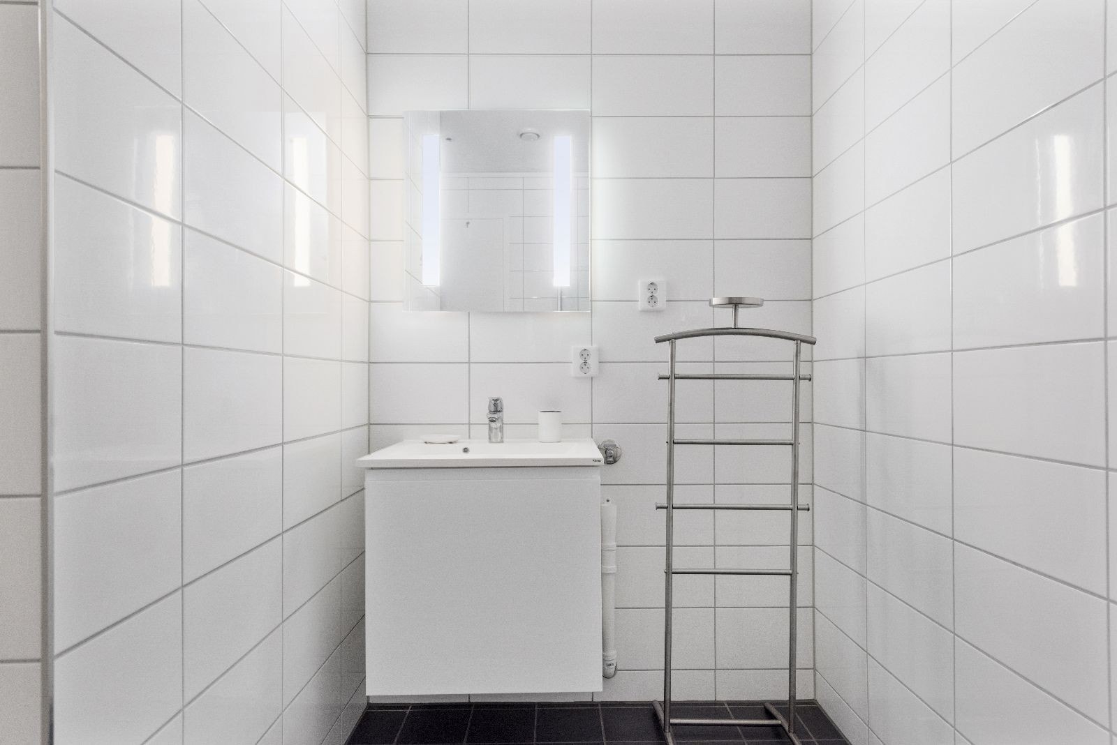 Baderom med opplegg for vaskemaskin Galleribilde