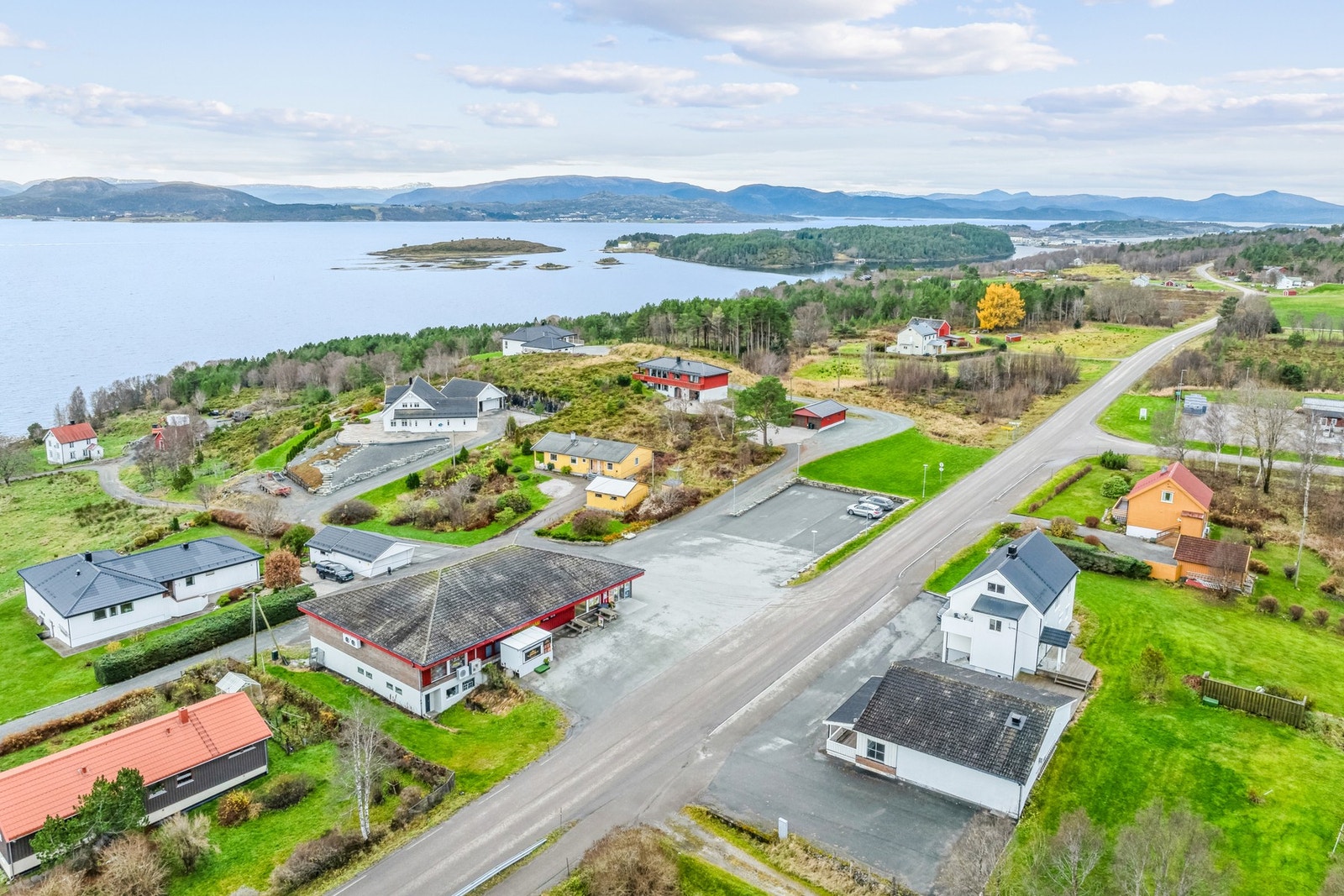 Tomta ligger like ved dagligvarebutikk og bensinstasjon Galleribilde