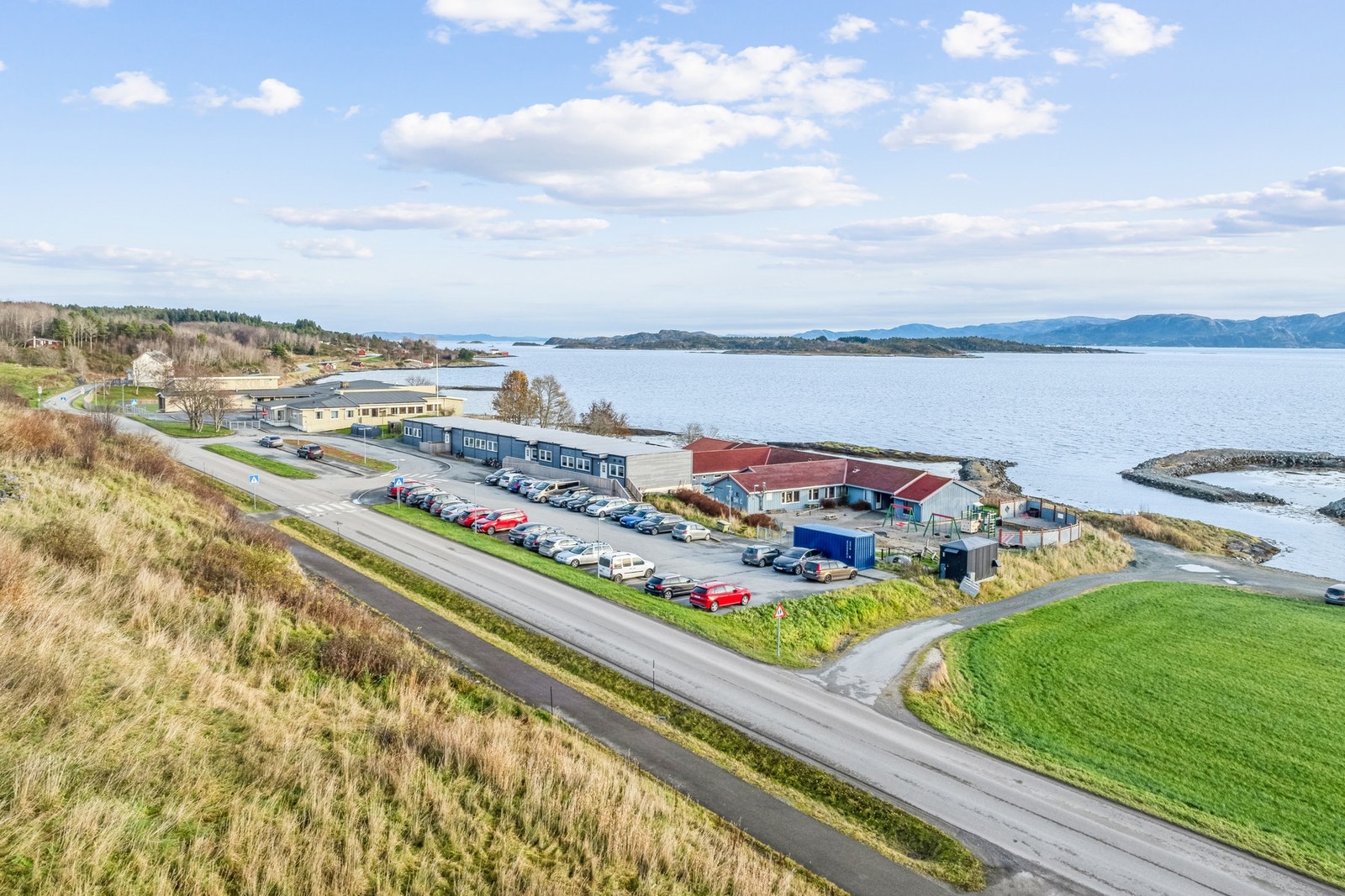 Strand oppvekstsenter med barnehage og barneskole ligger kun 1,5 km fra eiendommen Galleribilde