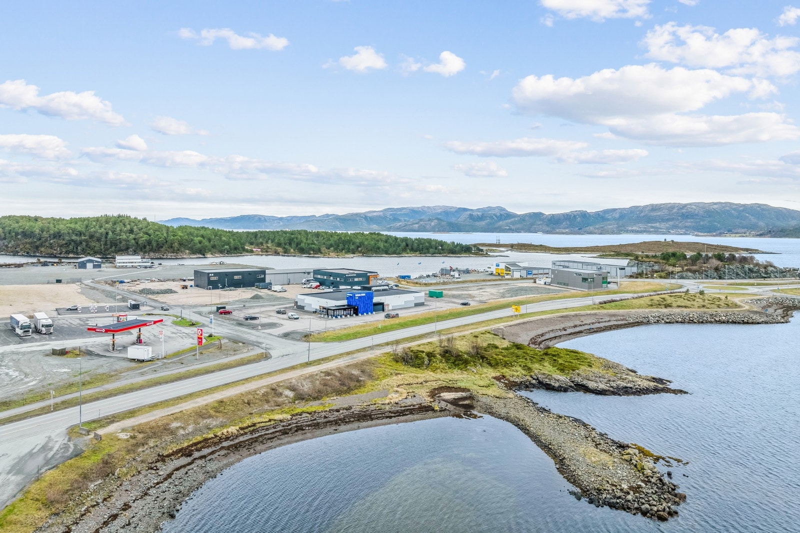 På Sandstad finner man Rema 1000 og hurtigbåtterminal med cafè Galleribilde