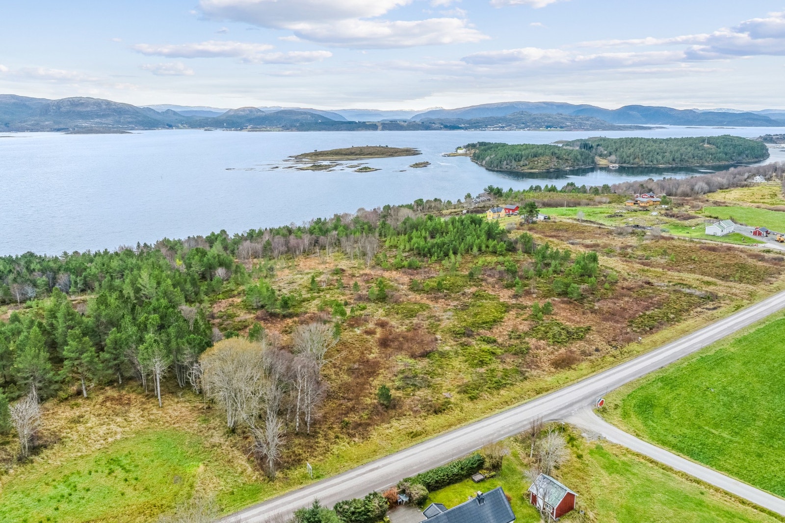 Eiendommen ligger ca 4 km fra Sandstad og Jøsnøya hvor flere store arbeidsplasser er etablert de siste årene Galleribilde