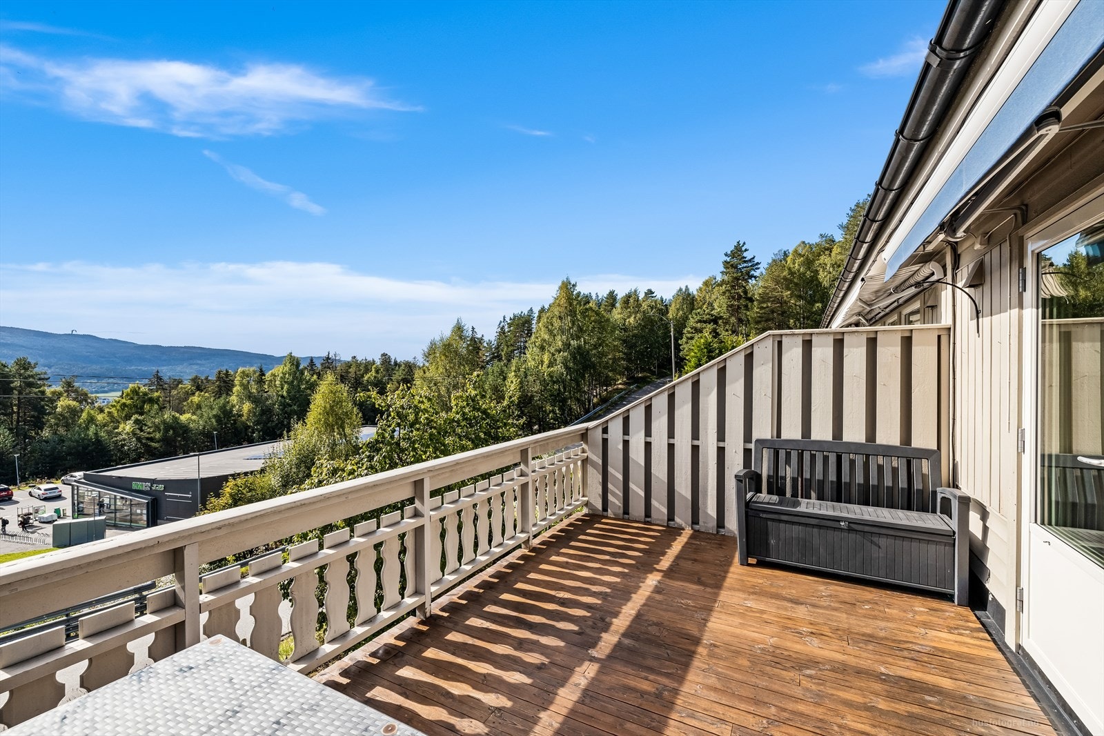 Balkong 1. etg. Nydelig utsikt og gode solforhold! Galleribilde