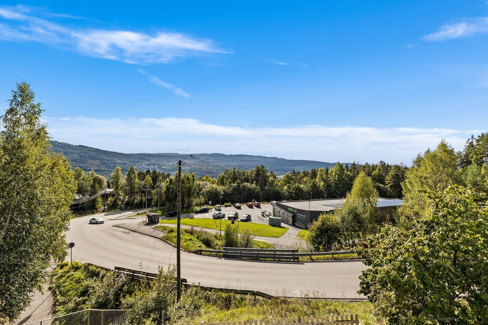 Meget kort avstand til nærforretning (ca. 2 min til fots), skoler og barnehage. Galleribilde