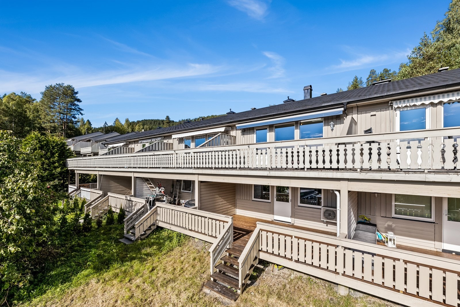 Fasade. Boligen ligger høyt og fritt i terrenget. Galleribilde