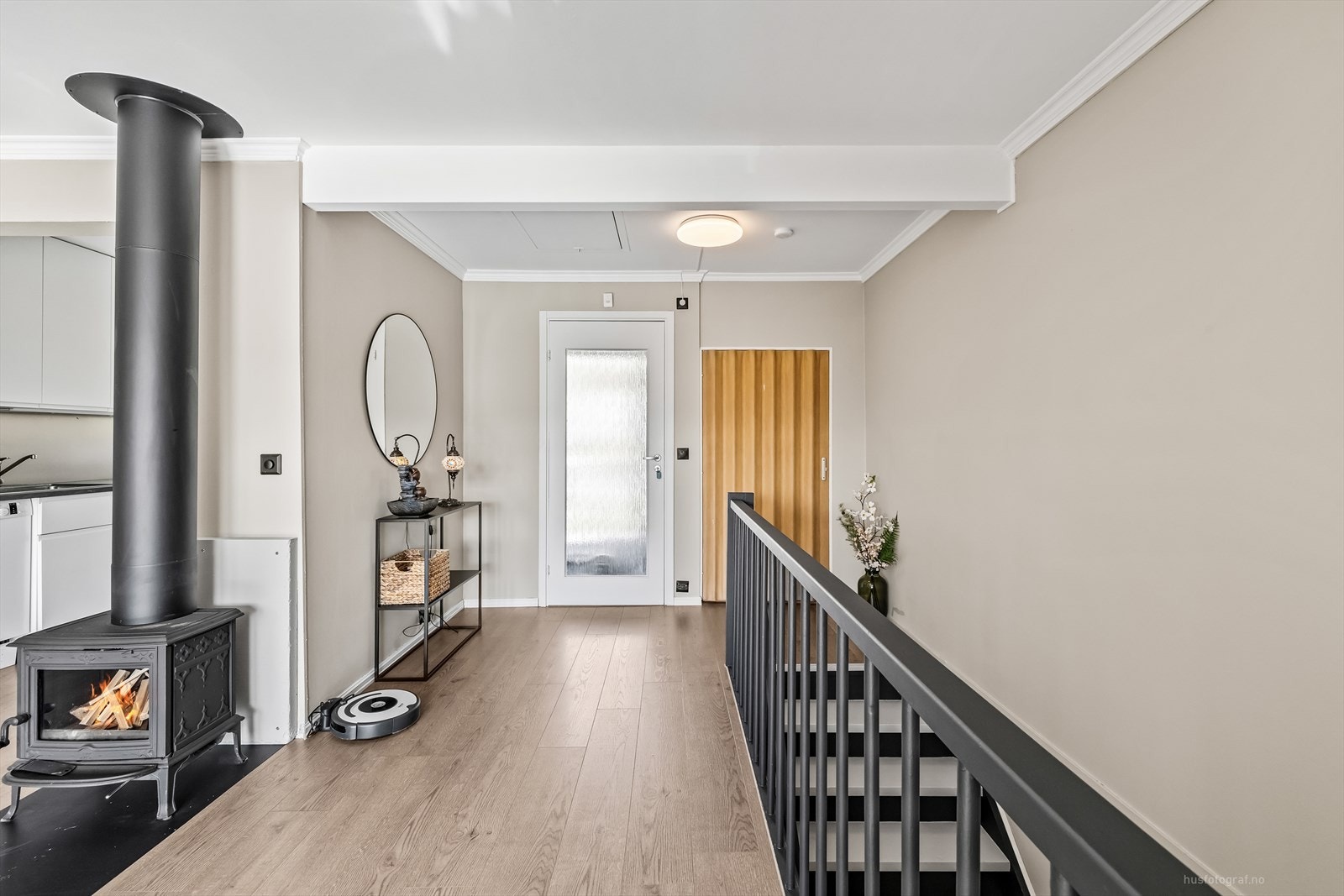 Romslig gang med trapp ned til u-etg. Galleribilde
