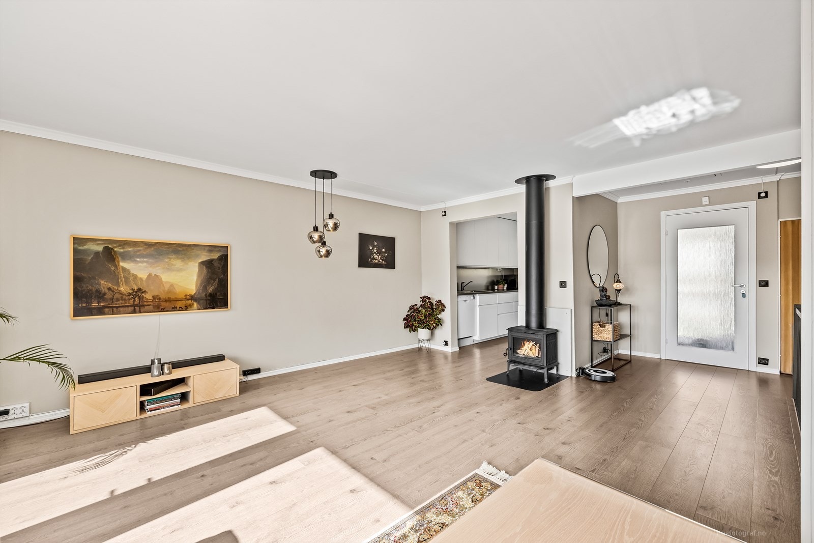 Romslig stue med god plass til møblering og peisvarme! Galleribilde
