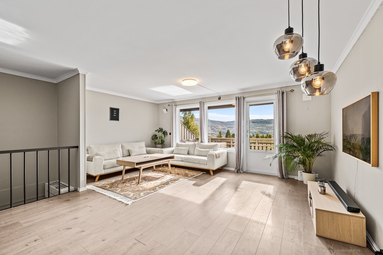 Stor lys stue med utgang til balkong. Galleribilde