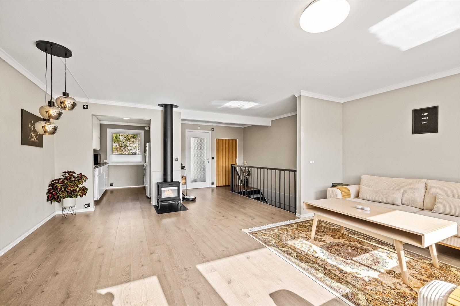 Lys og moderne stue med åpen løsning mot kjøkken. Galleribilde