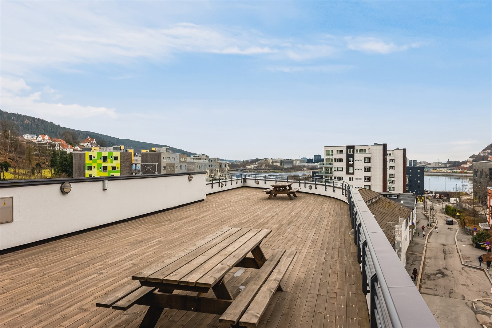 Leiligheten har tilgang til to felles takterrasser med utsikt hvor du finner gassgrill og sittegrupper. Galleribilde
