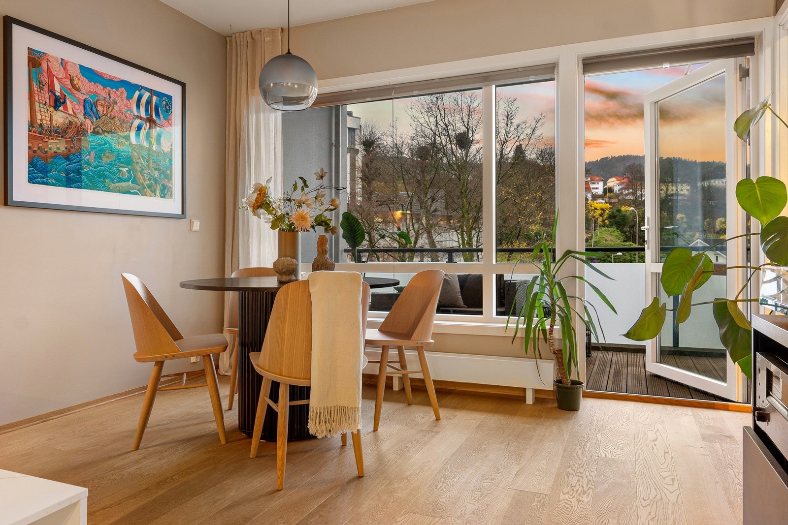 Flott enstavs eikeparkett på gulv og slette malte flater på vegger. Godt med naturlig lys, og utgang til balkong! Galleribilde