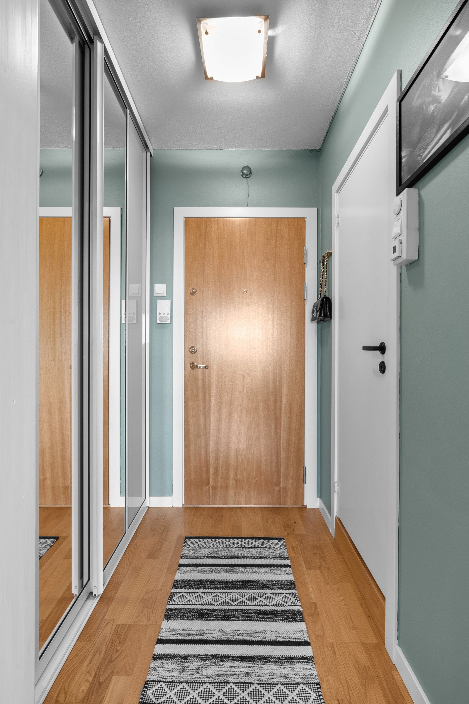 Ved entréen er det skyvedørsgarderobe med speilfronter i entré/gang Galleribilde