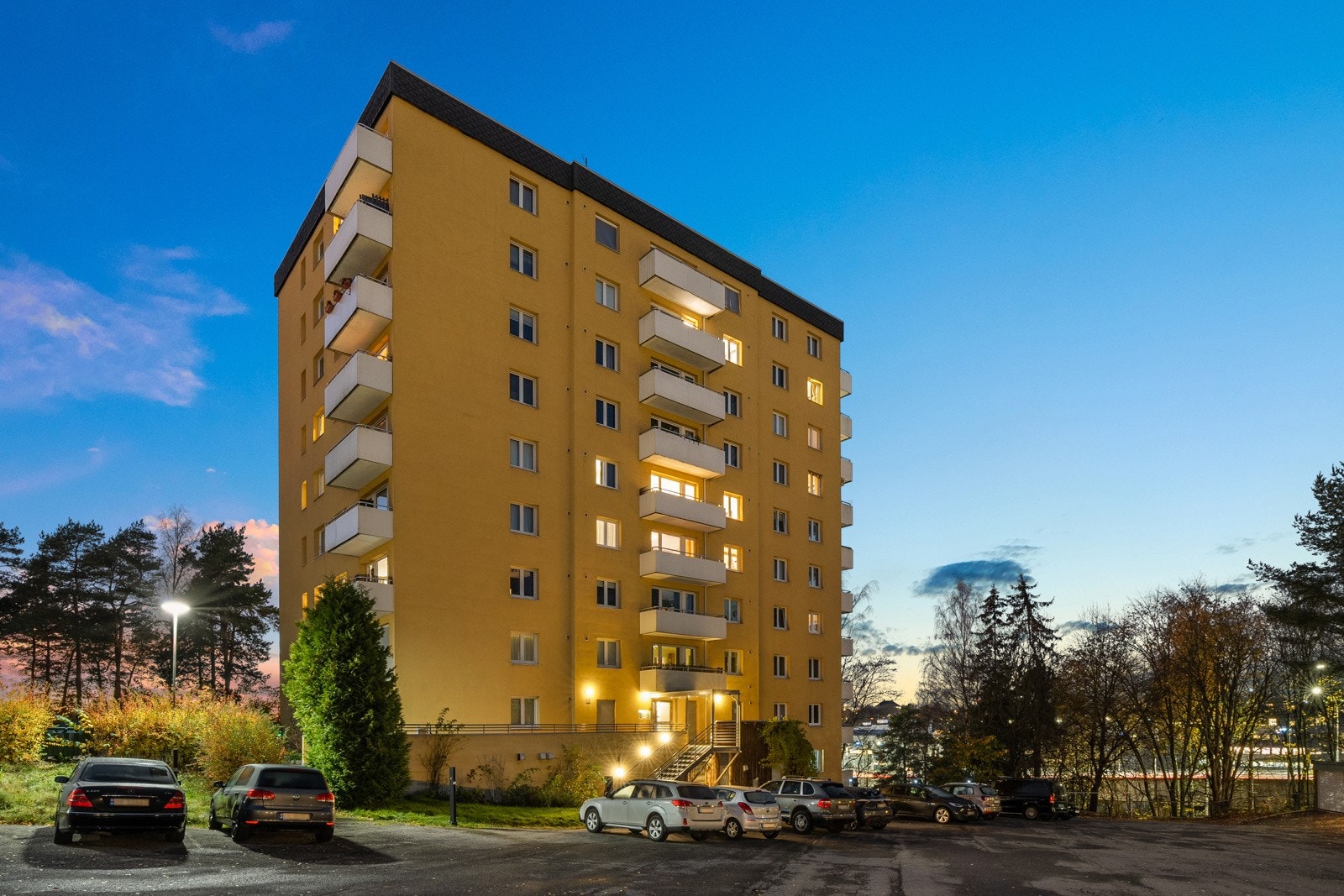 Borettslaget disponerer parkeringsplasser som leies ut etter ventelister. I tillegg har borettslaget et garasjelag der det tidvis er mulighet for å kjøpe garasjeplass Galleribilde