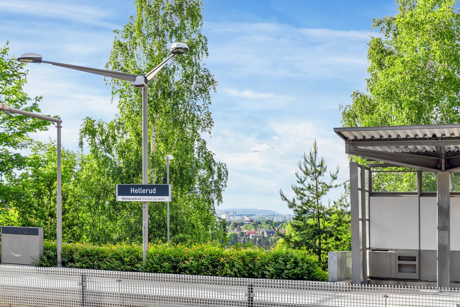 Det er kun 300 meters gange til Hellerud T-bane med hyppige avganger og kort vei til byen Galleribilde