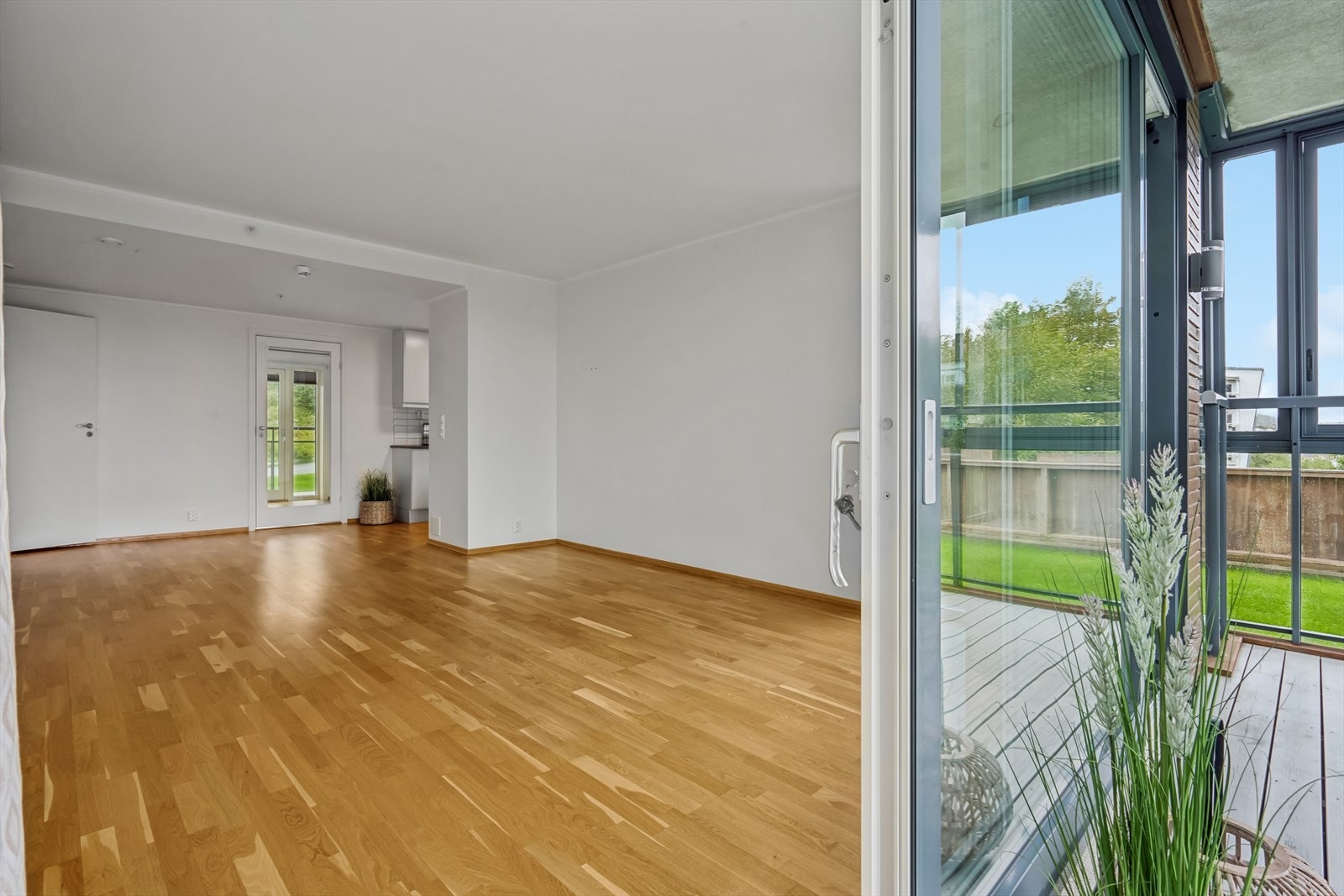 Stuen har gode møbleringsmuligheter med plass for både sofa og spisebord. Galleribilde