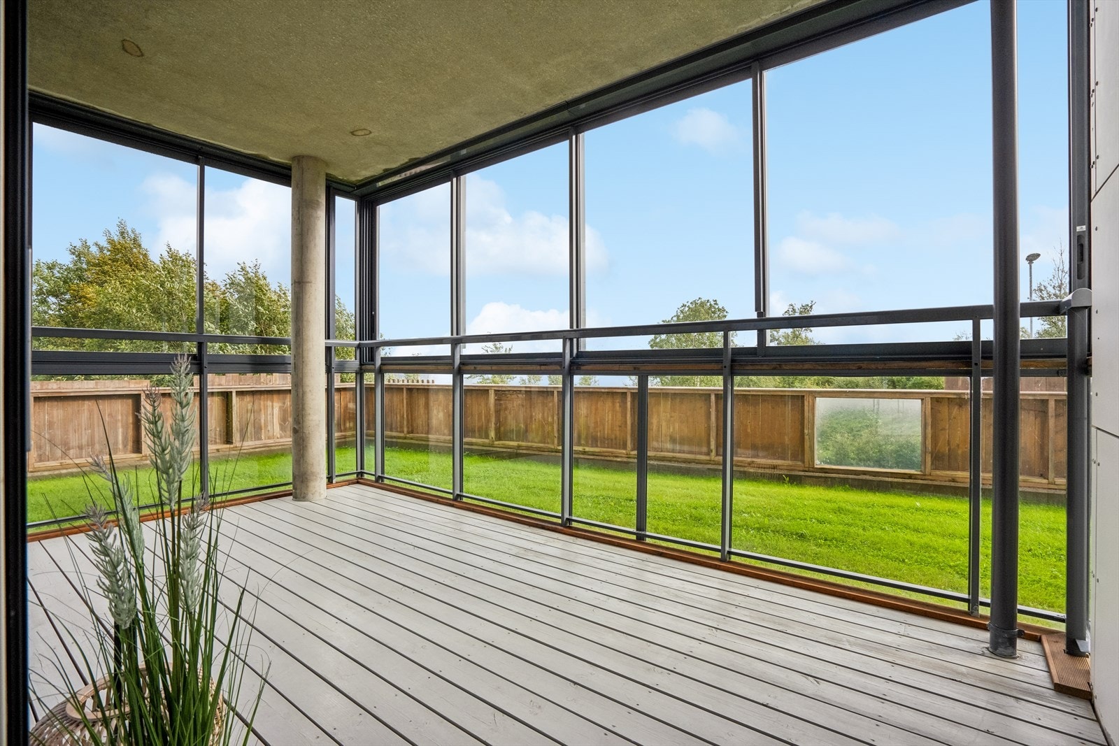 Leiligheten har en stor innglasset veranda der du kan sitte skjermet og behagelig. Galleribilde