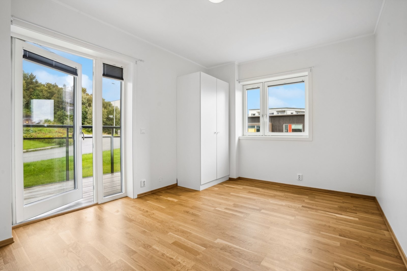 Begge rommene er utstyrt med garderobe, og det største soverommet har utgang til terrasse. Galleribilde
