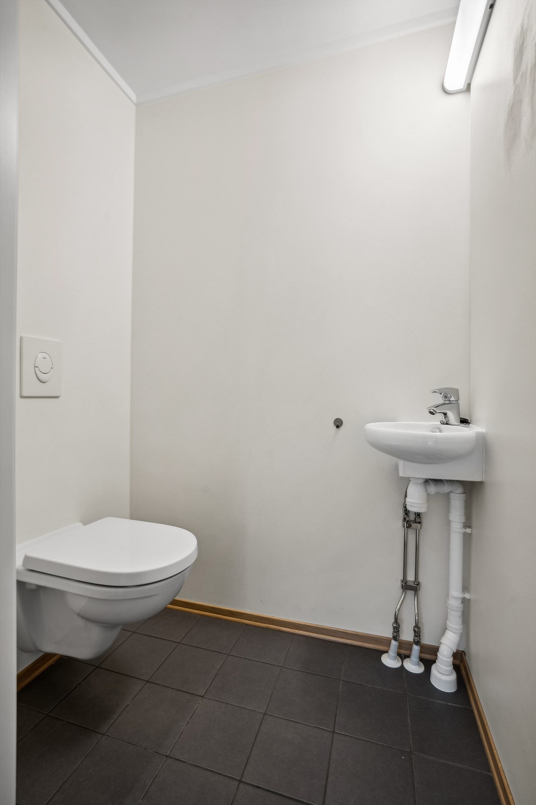 Du har i tillegg et praktisk toalettrom med fliser på gulvet, toalett og servant. Galleribilde