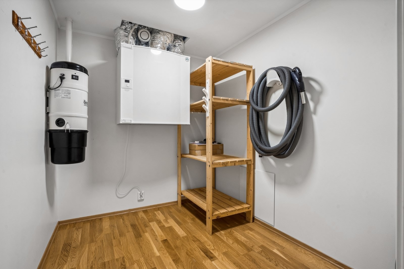 Innvendig har du en romslig bod. Du disponerer også en bod i nabobygget. Galleribilde