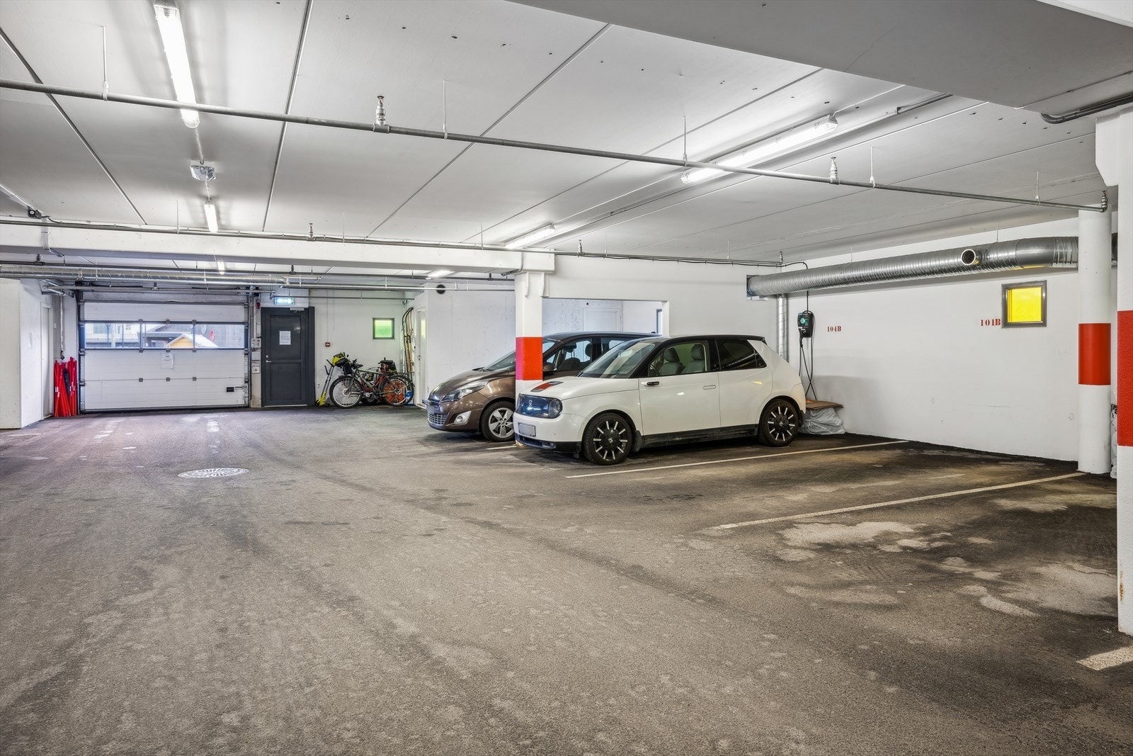I nabobygget er det felles garasje der du disponerer en fast plass. Galleribilde