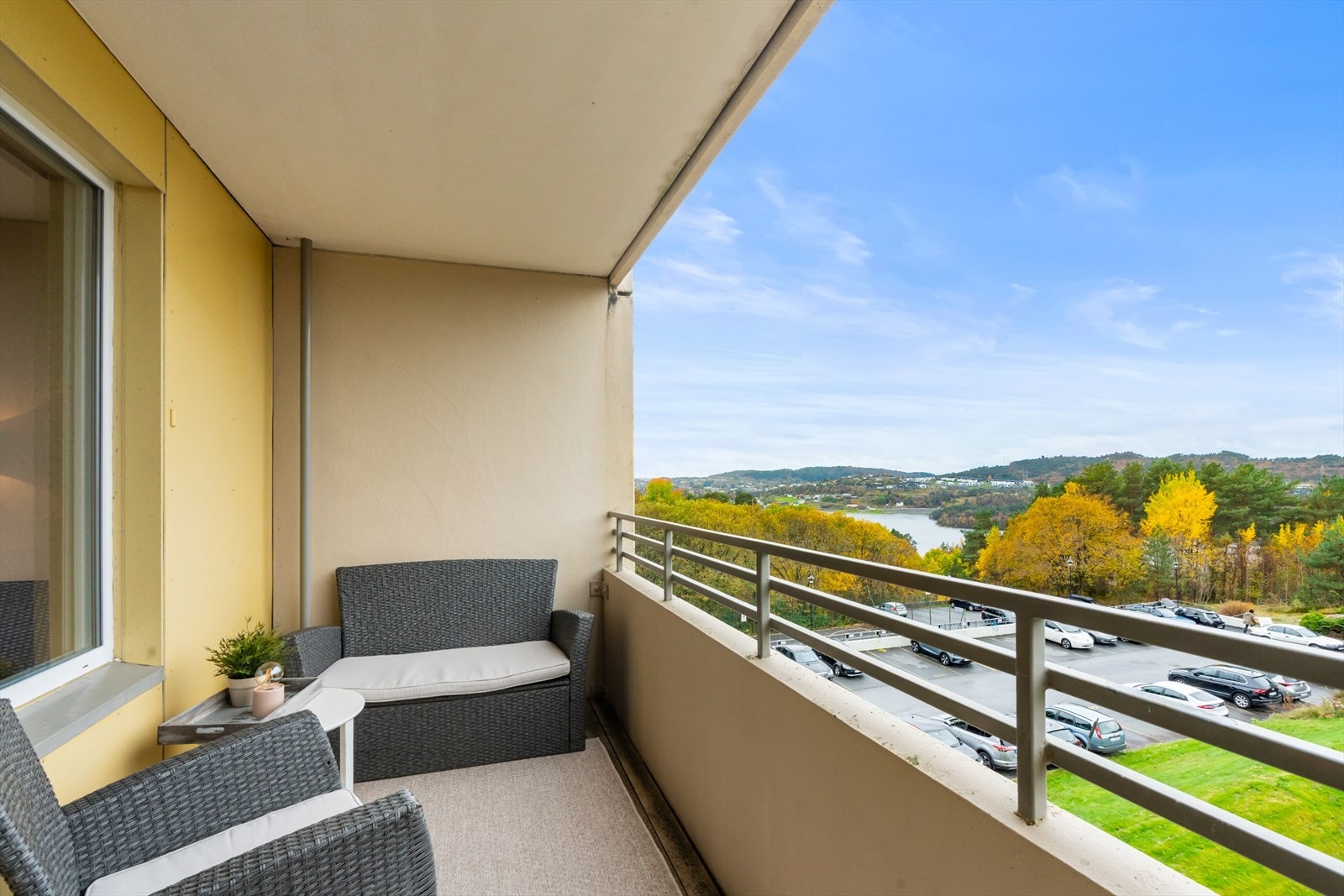 - Fra stuen har du utgang til en herlig på 6,8 m² - Galleribilde