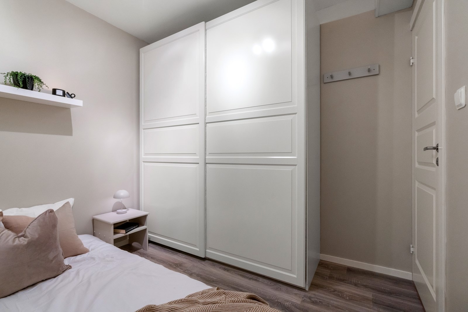 - Her har du god plass til dobbeltseng og garderobeskap - Galleribilde