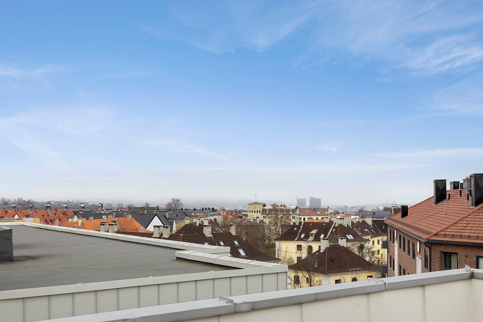 Her kan du nyte solen og utsikten med venner eller gode naboer! Galleribilde