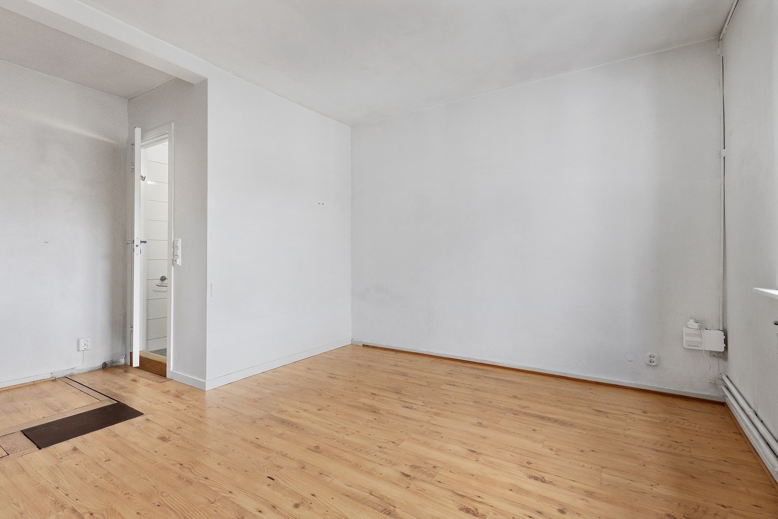 Meget effektiv planløsning som gir plass for sovesofa/seng, spisebord og annet møblement Galleribilde