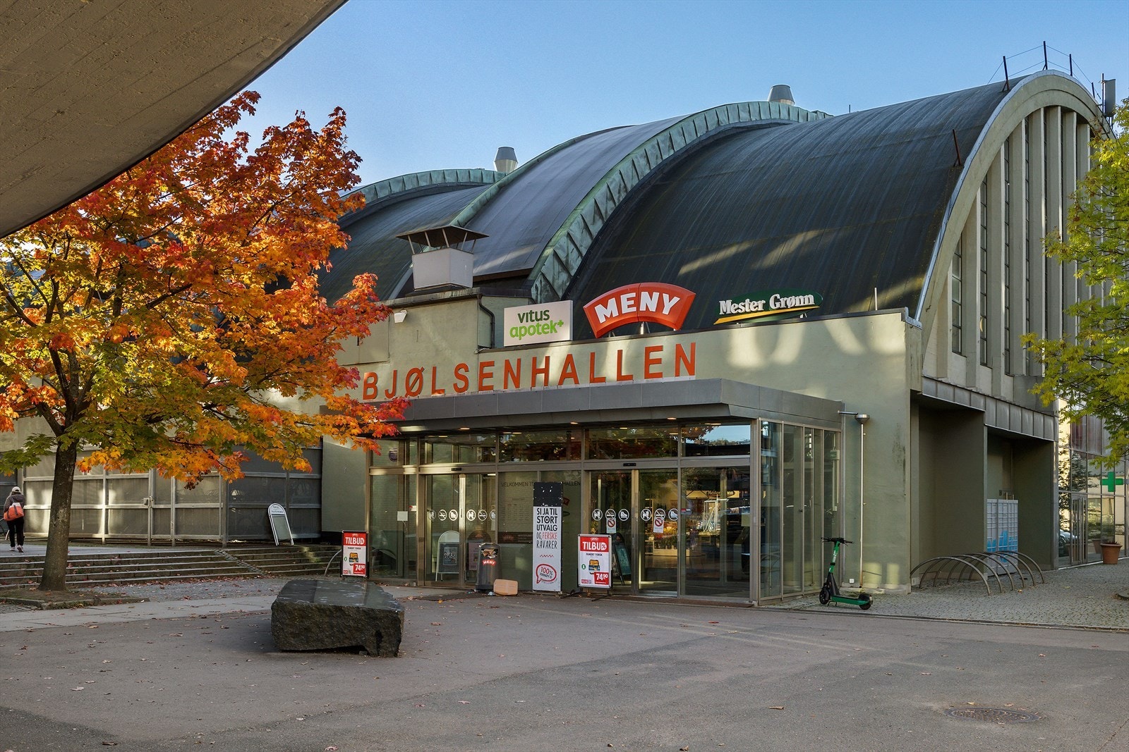 På Bjølsenhallen like ved, finner du blant annet Meny, apotek, blomsterbutikk og stor innendørs idrettshall Galleribilde