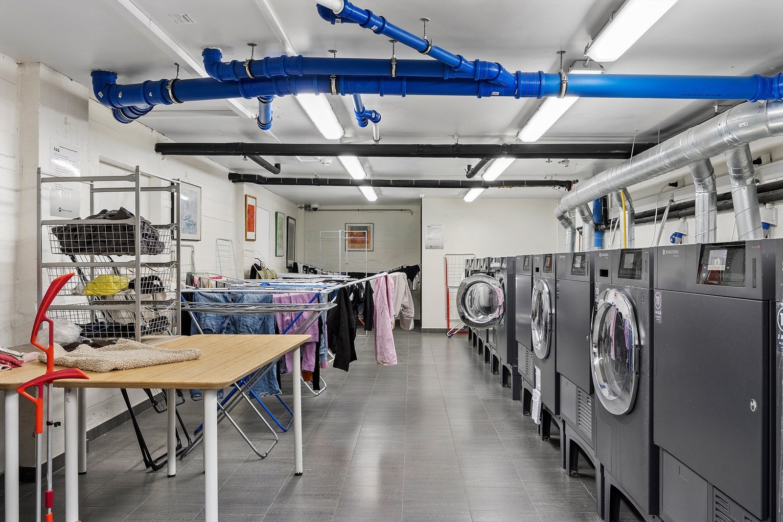 Stort, moderne fellesvaskeri i kjeller Galleribilde