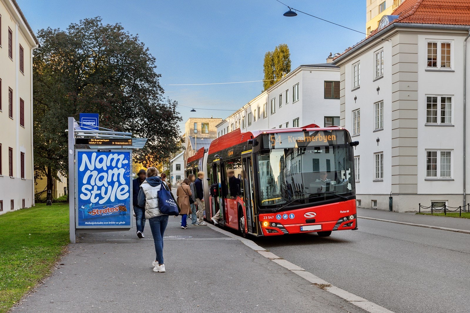 Gangavstand til kollektivtransport, både buss og t-bane. Bussen tar deg ned til sentrum på under 20 minutter. Galleribilde